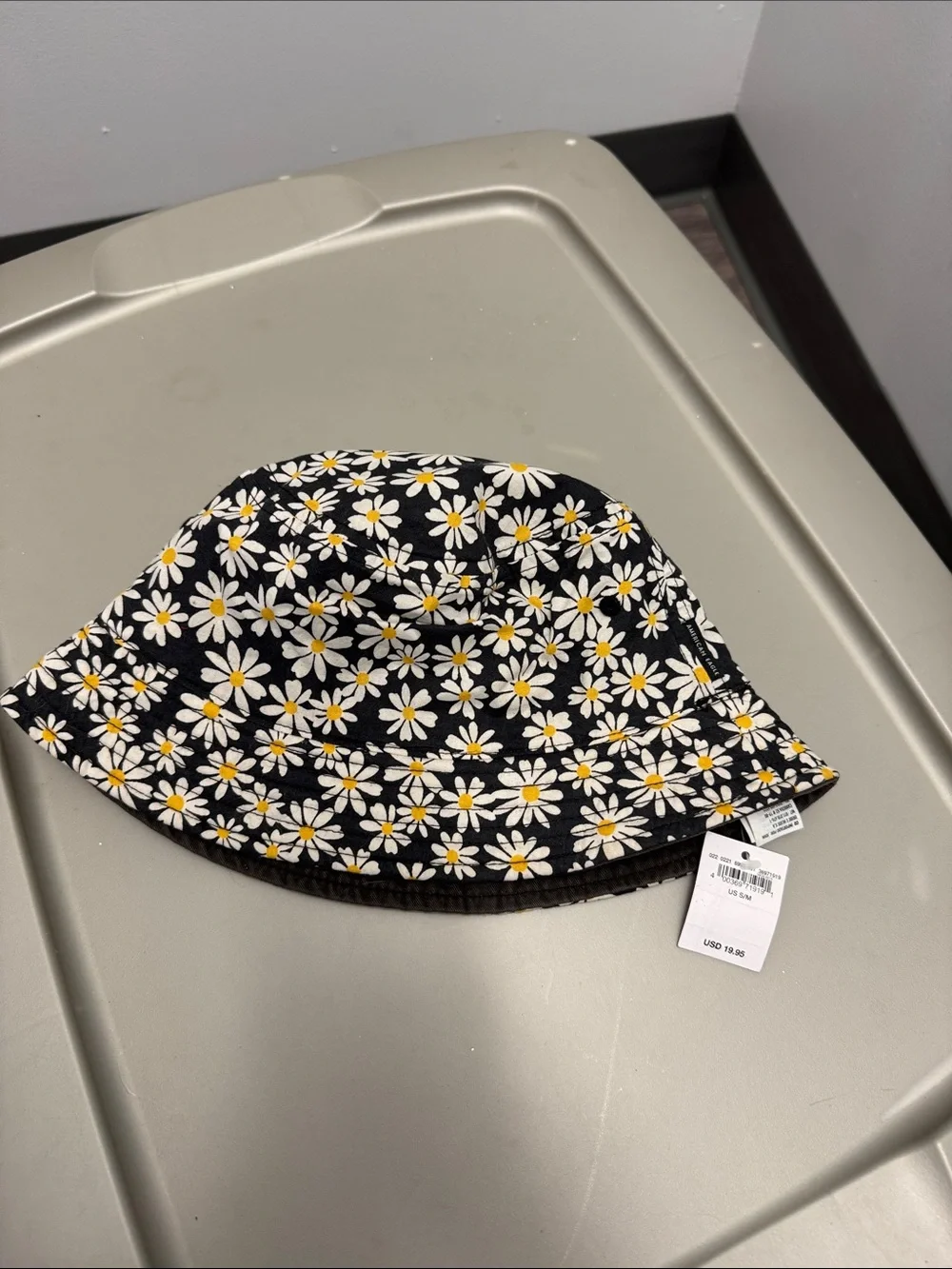 American Eagle daisy bucket hat